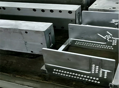 拉擠模具出口冒煙冒料咋回事